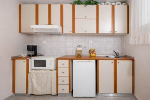 Microwave, oven, stovetop, coffee/tea maker - Rococo Style - Romantic Seaside Stay near Volos (Nees Pagases)