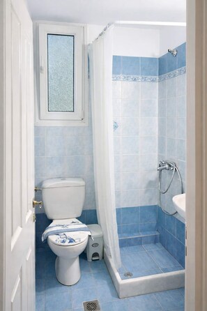 Shower, hair dryer, towels, shampoo - Pelion Vibe - Cozy Seaside Stay near Volos (Nees Pagases)