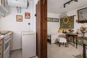 Fridge, microwave, oven, coffee/tea maker - Pelion Vibe - Cozy Seaside Stay near Volos (Nees Pagases)