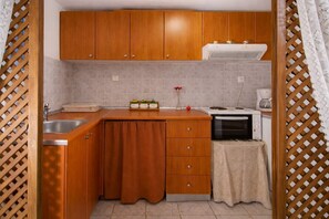 Fridge, microwave, oven, stovetop - Byzantine Vibe - Seaside Cozy Stay near Volos (Nees Pagases)