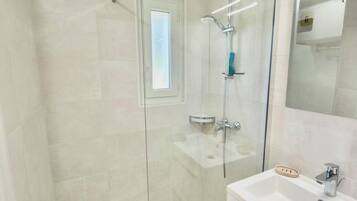 Dusche, Handtücher, Seife, Shampoo