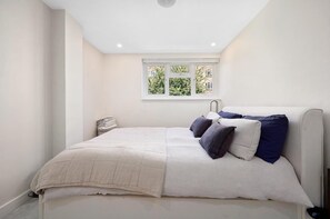 3 bedrooms, iron/ironing board, WiFi, bed sheets - 
Stylish 3-Bed Split-Level Flat in Shoreditch | Short Let (Up to 1 Month) (London)