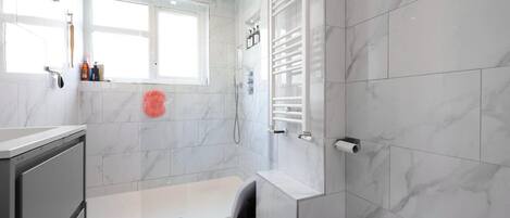 Toallas, jabón, papel de baño