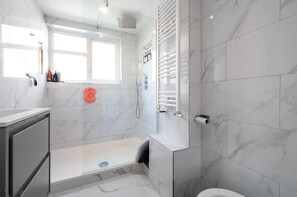 Serviettes fournies, savon, papier de toilette