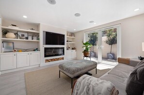 Living area - 
Stylish 3-Bed Split-Level Flat in Shoreditch | Short Let (Up to 1 Month) (London)