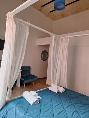 WiFi, bed sheets - Antonio's Holiday Home located right in the center (Brindisi)