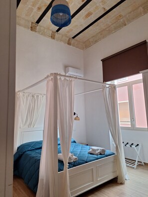 WiFi, bed sheets - Antonio's Holiday Home located right in the center (Brindisi)