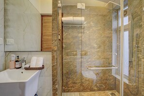 Vila, pemandangan halaman | Kamar mandi | Shower dan sandal