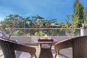 Outdoor dining - Alaya Stays Nest 4BHK villa with Pool  (Lonavala)