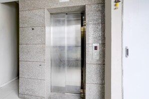 House | Reception - Collection O Adajan (Surat)