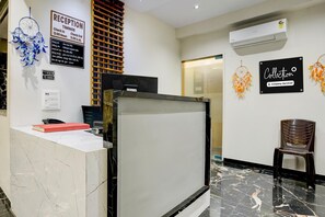 House | Reception - Collection O Adajan (Surat)