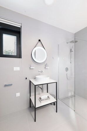 Dusche, Handtücher, Seife, Toilettenpapier