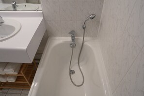 Serviettes fournies, savon, papier toilette