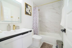 House | Bathroom - House of Tranquility (Dallas)