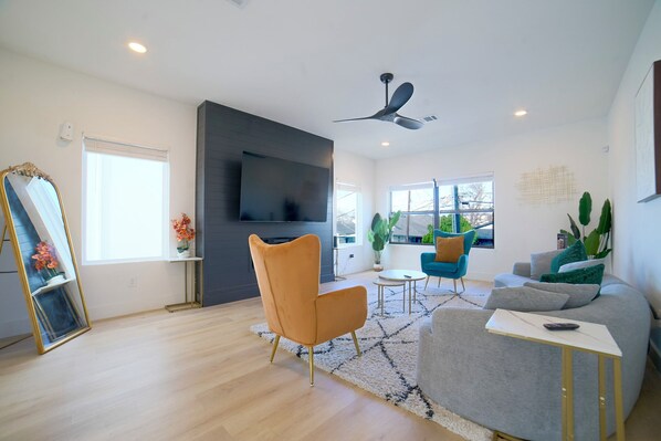 House | Living area - House of Tranquility (Dallas)