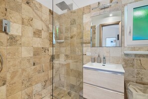 Shower, hair dryer, towels