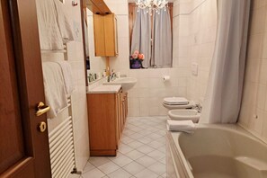 Sèche-cheveux, bidet, serviettes fournies, savon