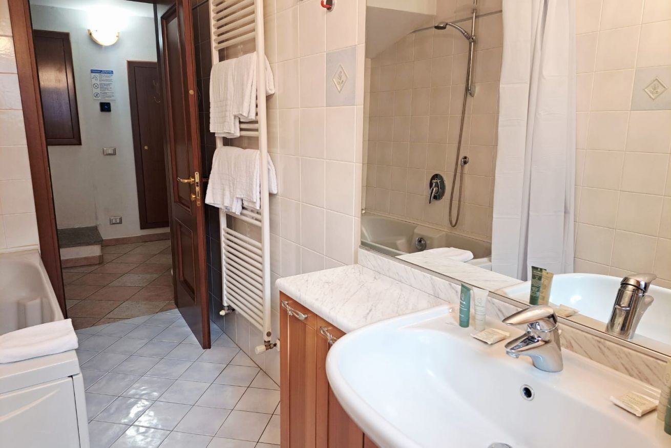 Haartrockner, Bidet, Handtücher, Seife
