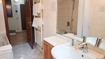Haartrockner, Bidet, Handtücher, Seife