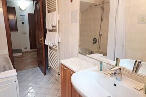 Séchoir à cheveux, bidet, serviettes fournies, savon