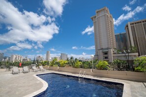 Pool - 1 Free Parking!! Spacious Studio High Floor in Palms at Waikiki. (Honolulu)