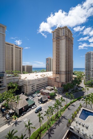 Exterior - 1 Free Parking!! Spacious Studio High Floor in Palms at Waikiki. (Honolulu)