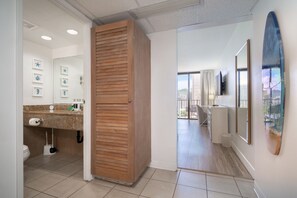 Interior - 1 Free Parking!! Spacious Studio High Floor in Palms at Waikiki. (Honolulu)