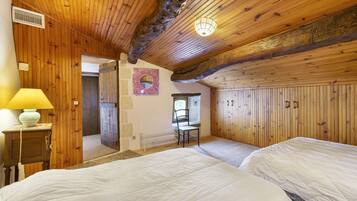 2 bedrooms, iron/ironing board, bed sheets