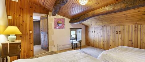 2 chambres, fer et planche Ă repasser, literie fournie