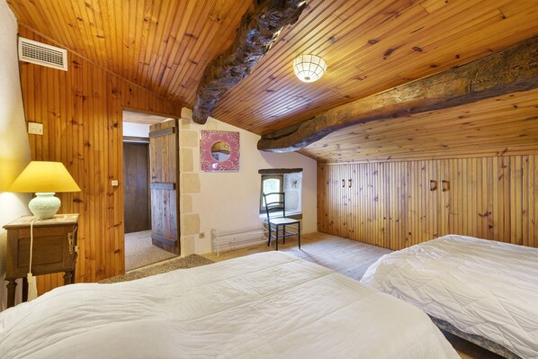2 bedrooms, iron/ironing board, bed sheets