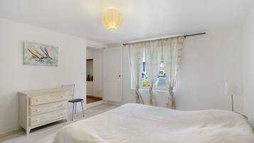 2 bedrooms, iron/ironing board, bed sheets