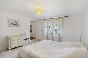 2 habitaciones, tabla de planchar con plancha y ropa de cama 