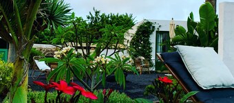 Rooms with private bath and garden in the town of Haria, northern Lanzarote.
