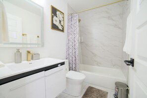 Hair dryer, towels - House of Tranquility - Charming Oasis in South Dallas (Dallas)