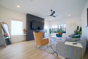 TV, fireplace - House of Tranquility - Charming Oasis in South Dallas (Dallas)