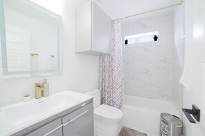 Hair dryer, towels - House of Tranquility - Charming Oasis in South Dallas (Dallas)