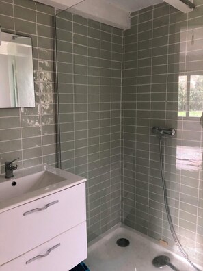 Dusche, Haartrockner, HandtĂŒcher, Seife