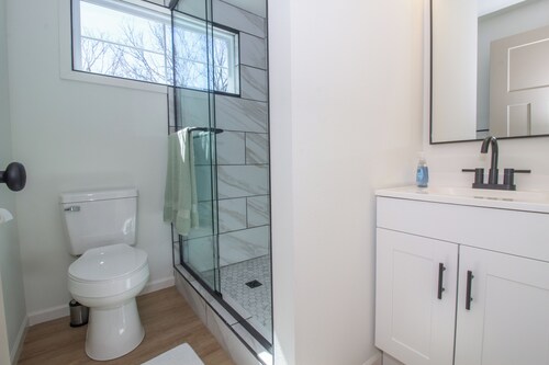 The Studio on Rainbow is a cozy and functional studio apartment located in Waynesville, just minutes from Fort Leonard Wood. Perfect for short or extended stays, this space offers a queen bed, twin pullout, full kitchen, and modern essentials