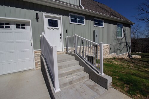 The Studio on Rainbow is a cozy and functional studio apartment located in Waynesville, just minutes from Fort Leonard Wood. Perfect for short or extended stays, this space offers a queen bed, twin pullout, full kitchen, and modern essentials