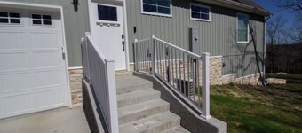 The Studio on Rainbow is a cozy and functional studio apartment located in Waynesville, just minutes from Fort Leonard Wood. Perfect for short or extended stays, this space offers a queen bed, twin pullout, full kitchen, and modern essentials