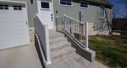 The Studio on Rainbow is a cozy and functional studio apartment located in Waynesville, just minutes from Fort Leonard Wood. Perfect for short or extended stays, this space offers a queen bed, twin pullout, full kitchen, and modern essentials