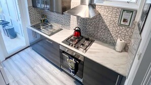 Coffee/tea maker, fridge, microwave, oven - 4Bed House with parking and GYM /London/Edgware (Edgware)