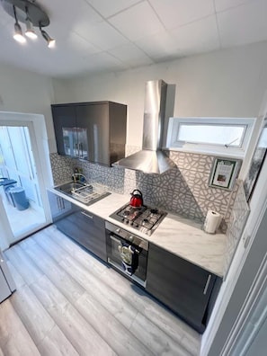Coffee/tea maker, fridge, microwave, oven - 4Bed House with parking and GYM /London/Edgware (Edgware)