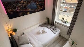 4 bedrooms, in-room safe, desk, iron/ironing board
