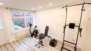 Fitness facility - 4Bed House with parking and GYM /London/Edgware (Edgware)