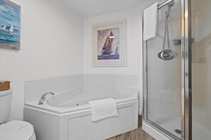 Ein Badezimmer mit Badewanne, Dusche und Toilette.