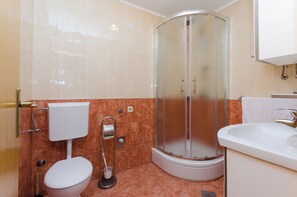 Een douche, handdoeken, zeep