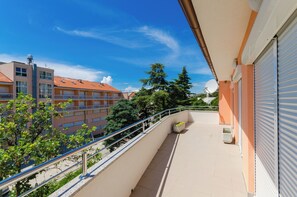 Property grounds - Apartment with balcony & sea view - sandy beach nearby (Crikvenica)