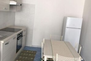 Fridge, oven, coffee/tea maker, cookware/dishes/utensils - Villa Azzurra - 1-bedroom house (Marina di Pescoluse)