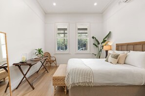 Iron/ironing board, WiFi, bed sheets - Elegant Victorian Oasis in Exclusive Glebe Estate (Glebe)
